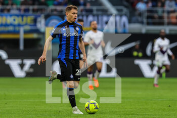 2023-04-01 - Nicolo Barella of FC Internazionale in action during Serie A 2022/23 football match between FC Internazionale and ACF Fiorentina at Giuseppe Meazza Stadium, Milan, Italy on April 01, 2023 - INTER - FC INTERNAZIONALE VS ACF FIORENTINA - ITALIAN SERIE A - SOCCER