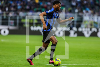 2023-04-01 - Denzel Dumfries of FC Internazionale in action during Serie A 2022/23 football match between FC Internazionale and ACF Fiorentina at Giuseppe Meazza Stadium, Milan, Italy on April 01, 2023 - INTER - FC INTERNAZIONALE VS ACF FIORENTINA - ITALIAN SERIE A - SOCCER