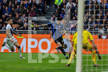 2023-04-01 - Alessandro Bastoni of FC Internazionale in action during Serie A 2022/23 football match between FC Internazionale and ACF Fiorentina at Giuseppe Meazza Stadium, Milan, Italy on April 01, 2023 - INTER - FC INTERNAZIONALE VS ACF FIORENTINA - ITALIAN SERIE A - SOCCER