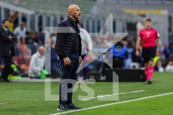 2023-04-01 - Vincenzo Italiano Head Coach of ACF Fiorentina looks on during Serie A 2022/23 football match between FC Internazionale and ACF Fiorentina at Giuseppe Meazza Stadium, Milan, Italy on April 01, 2023 - INTER - FC INTERNAZIONALE VS ACF FIORENTINA - ITALIAN SERIE A - SOCCER
