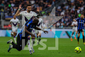 2023-04-01 - Romelu Lukaku of FC Internazionale competes for the ball with Gaetano Castrovilli of ACF Fiorentina during Serie A 2022/23 football match between FC Internazionale and ACF Fiorentina at Giuseppe Meazza Stadium, Milan, Italy on April 01, 2023 - INTER - FC INTERNAZIONALE VS ACF FIORENTINA - ITALIAN SERIE A - SOCCER