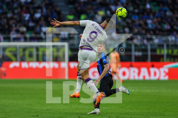 2023-04-01 - Arthur Cabral of ACF Fiorentina in action during Serie A 2022/23 football match between FC Internazionale and ACF Fiorentina at Giuseppe Meazza Stadium, Milan, Italy on April 01, 2023 - INTER - FC INTERNAZIONALE VS ACF FIORENTINA - ITALIAN SERIE A - SOCCER