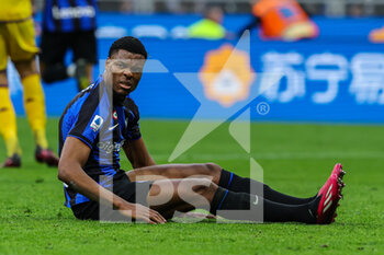 2023-04-01 - Denzel Dumfries of FC Internazionale reacts during Serie A 2022/23 football match between FC Internazionale and ACF Fiorentina at Giuseppe Meazza Stadium, Milan, Italy on April 01, 2023 - INTER - FC INTERNAZIONALE VS ACF FIORENTINA - ITALIAN SERIE A - SOCCER