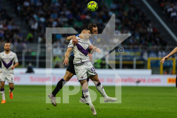 2023-04-01 - Stefan De Vrij of FC Internazionale competes for the ball with Riccardo Sottil of ACF Fiorentina during Serie A 2022/23 football match between FC Internazionale and ACF Fiorentina at Giuseppe Meazza Stadium, Milan, Italy on April 01, 2023 - INTER - FC INTERNAZIONALE VS ACF FIORENTINA - ITALIAN SERIE A - SOCCER