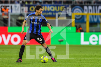 2023-04-01 - Matteo Darmian of FC Internazionale in action during Serie A 2022/23 football match between FC Internazionale and ACF Fiorentina at Giuseppe Meazza Stadium, Milan, Italy on April 01, 2023 - INTER - FC INTERNAZIONALE VS ACF FIORENTINA - ITALIAN SERIE A - SOCCER