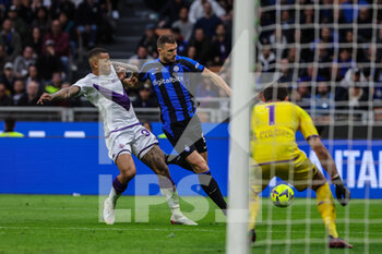 2023-04-01 - Edin Dzeko of FC Internazionale in action during Serie A 2022/23 football match between FC Internazionale and ACF Fiorentina at Giuseppe Meazza Stadium, Milan, Italy on April 01, 2023 - INTER - FC INTERNAZIONALE VS ACF FIORENTINA - ITALIAN SERIE A - SOCCER