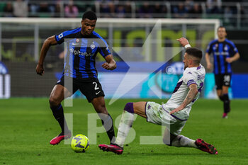 2023-04-01 - Denzel Dumfries of FC Internazionale competes for the ball with Cristiano Biraghi of ACF Fiorentina during Serie A 2022/23 football match between FC Internazionale and ACF Fiorentina at Giuseppe Meazza Stadium, Milan, Italy on April 01, 2023 - INTER - FC INTERNAZIONALE VS ACF FIORENTINA - ITALIAN SERIE A - SOCCER