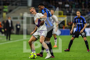 2023-04-01 - Antonin Barak of ACF Fiorentina competes for the ball with Denzel Dumfries of FC Internazionale during Serie A 2022/23 football match between FC Internazionale and ACF Fiorentina at Giuseppe Meazza Stadium, Milan, Italy on April 01, 2023 - INTER - FC INTERNAZIONALE VS ACF FIORENTINA - ITALIAN SERIE A - SOCCER