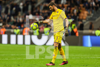 2023-04-01 - Pietro Terracciano of ACF Fiorentina in action during Serie A 2022/23 football match between FC Internazionale and ACF Fiorentina at Giuseppe Meazza Stadium, Milan, Italy on April 01, 2023 - INTER - FC INTERNAZIONALE VS ACF FIORENTINA - ITALIAN SERIE A - SOCCER