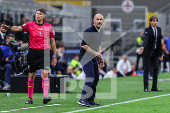 2023-04-01 - Vincenzo Italiano Head Coach of ACF Fiorentina reacts during Serie A 2022/23 football match between FC Internazionale and ACF Fiorentina at Giuseppe Meazza Stadium, Milan, Italy on April 01, 2023 - INTER - FC INTERNAZIONALE VS ACF FIORENTINA - ITALIAN SERIE A - SOCCER