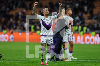 2023-04-01 - Dodo of ACF Fiorentina celebrates the victory at the end of the match during Serie A 2022/23 football match between FC Internazionale and ACF Fiorentina at Giuseppe Meazza Stadium, Milan, Italy on April 01, 2023 - INTER - FC INTERNAZIONALE VS ACF FIORENTINA - ITALIAN SERIE A - SOCCER