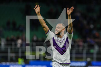 2023-04-01 - Arthur Cabral of ACF Fiorentina celebrates the victory at the end of the match during Serie A 2022/23 football match between FC Internazionale and ACF Fiorentina at Giuseppe Meazza Stadium, Milan, Italy on April 01, 2023 - INTER - FC INTERNAZIONALE VS ACF FIORENTINA - ITALIAN SERIE A - SOCCER