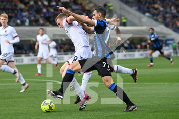 2023-04-08 - Davide Zappacosta (Atalanta) and Lewis Ferguson (Bologna Fc) in action - ATALANTA BC VS BOLOGNA FC - ITALIAN SERIE A - SOCCER