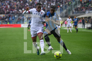 08/04/2023 - Duvan Zapata (Atalanta) and Jhon Lucumi (Bologna FC) in action - ATALANTA BC VS BOLOGNA FC - SERIE A - CALCIO