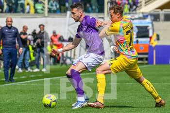 2023-04-08 - Fiorentina's Gaetano Castrovilli fights for the ball against Spezia's Szymon Zurkowski - ACF FIORENTINA VS SPEZIA CALCIO - ITALIAN SERIE A - SOCCER