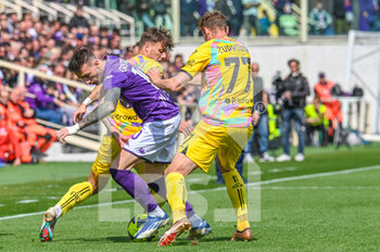 2023-04-08 - Fiorentina's Gaetano Castrovilli hampered by Spezia's Szymon Zurkowski and Spezia's Daniel Maldini - ACF FIORENTINA VS SPEZIA CALCIO - ITALIAN SERIE A - SOCCER
