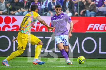 2023-04-08 - Fiorentina's Riccardo Sottil hampered by Spezia's Kelvin Amian - ACF FIORENTINA VS SPEZIA CALCIO - ITALIAN SERIE A - SOCCER