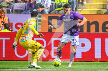 2023-04-08 - Fiorentina's Riccardo Sottil hampered by Spezia's Emmanuel Gyasi - ACF FIORENTINA VS SPEZIA CALCIO - ITALIAN SERIE A - SOCCER