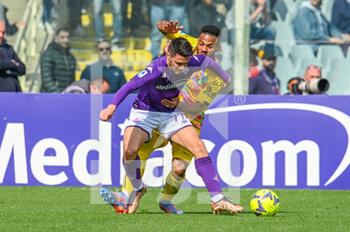 2023-04-08 - Fiorentina's Josip Brekalo hampered by Spezia's Kelvin Amian - ACF FIORENTINA VS SPEZIA CALCIO - ITALIAN SERIE A - SOCCER