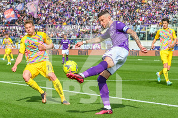 2023-04-08 - Fiorentina's Cristiano Biraghi hampered by Spezia's Szymon Zurkowski - ACF FIORENTINA VS SPEZIA CALCIO - ITALIAN SERIE A - SOCCER