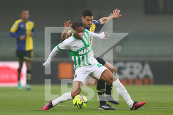 2023-04-08 - Marco Davide Faraoni of Hellas Verona F.C. competes for the ball with Armand Laurienté of U.S. Sassuolo Calcio during the Serie A match between Hellas Verona F.C. and U.S. Sassuolo Calcio at Stadio Marcantonio Bentegodi on April 8, 2023 in Verona, Italy. - HELLAS VERONA FC VS US SASSUOLO - ITALIAN SERIE A - SOCCER