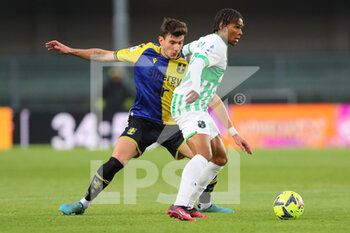 2023-04-08 - Armand Laurienté of U.S. Sassuolo Calcio competes for the ball with Giangiacomo Magnani of Hellas Verona F.C. during the Serie A match between Hellas Verona F.C. and U.S. Sassuolo Calcio at Stadio Marcantonio Bentegodi on April 8, 2023 in Verona, Italy. - HELLAS VERONA FC VS US SASSUOLO - ITALIAN SERIE A - SOCCER
