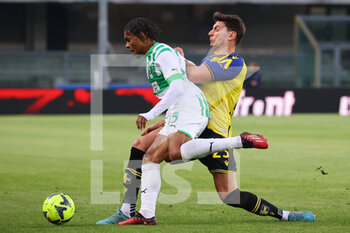 2023-04-08 - Giangiacomo Magnani of Hellas Verona F.C. competes for the ball with Armand Laurienté of U.S. Sassuolo Calcio during the Serie A match between Hellas Verona F.C. and U.S. Sassuolo Calcio at Stadio Marcantonio Bentegodi on April 8, 2023 in Verona, Italy. - HELLAS VERONA FC VS US SASSUOLO - ITALIAN SERIE A - SOCCER