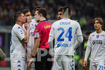 2023-04-07 - Empoli FC players protest with Referee Matteo Marcenaro during Serie A 2022/23 football match between AC Milan and Empoli FC at San Siro Stadium, Milan, Italy on April 07, 2023 - AC MILAN VS EMPOLI FC - ITALIAN SERIE A - SOCCER