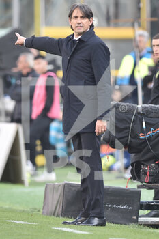 2023-04-07 - Coach Simone Inzaghi of FC Internazionale gesticulates  during the Serie A match between US Salernitana 1919 vs  FC Inter  at Arechi  Stadium  - US SALERNITANA VS INTER - FC INTERNAZIONALE - ITALIAN SERIE A - SOCCER