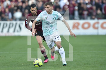 2023-04-07 - Nicolo' Barella of FC Internazionale competes for the ball with Antonio Candreva of US Salernitana   during the Serie A match between US Salernitana 1919 vs  FC Inter  at Arechi  Stadium  - US SALERNITANA VS INTER - FC INTERNAZIONALE - ITALIAN SERIE A - SOCCER