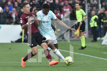 2023-04-07 - Denzel Dumfries of FC Internazionale competes for the ball with Domagoj Bradaric of US Salernitana   during the Serie A match between US Salernitana 1919 vs  FC Inter  at Arechi  Stadium  - US SALERNITANA VS INTER - FC INTERNAZIONALE - ITALIAN SERIE A - SOCCER