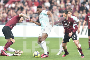 2023-04-07 - Denzel Dumfries of FC Internazionale competes for the ball with Antonio Candreva of US Salernitana   during the Serie A match between US Salernitana 1919 vs  FC Inter  at Arechi  Stadium  - US SALERNITANA VS INTER - FC INTERNAZIONALE - ITALIAN SERIE A - SOCCER