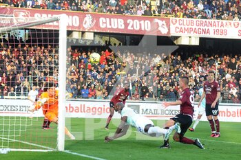2023-04-07 - Romelu Lukaku of FC Internazionale miss a goal  during the Serie A match between US Salernitana 1919 vs  FC Inter  at Arechi  Stadium  - US SALERNITANA VS INTER - FC INTERNAZIONALE - ITALIAN SERIE A - SOCCER