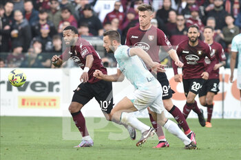 2023-04-07 - Stefan De Vrij of FC Internazionale competes for the ball with Tonny Vilhena of US Salernitana   during the Serie A match between US Salernitana 1919 vs  FC Inter  at Arechi  Stadium  - US SALERNITANA VS INTER - FC INTERNAZIONALE - ITALIAN SERIE A - SOCCER
