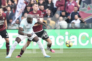 2023-04-07 - Romelu Lukaku of FC Internazionale competes for the ball with Norbert Gyomber of US Salernitana   during the Serie A match between US Salernitana 1919 vs  FC Inter  at Arechi  Stadium  - US SALERNITANA VS INTER - FC INTERNAZIONALE - ITALIAN SERIE A - SOCCER