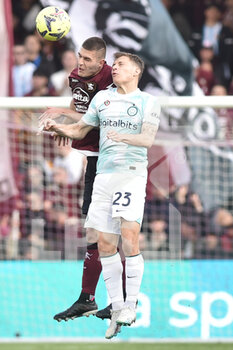 2023-04-07 - Nicolo' Barella of FC Internazionale competes for the ball with Domagoj Bradaric of US Salernitana   during the Serie A match between US Salernitana 1919 vs  FC Inter  at Arechi  Stadium  - US SALERNITANA VS INTER - FC INTERNAZIONALE - ITALIAN SERIE A - SOCCER