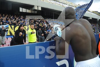 2023-04-07 - Romelu Lukaku of FC Internazionale give the shirt to his fans  during the Serie A match between US Salernitana 1919 vs  FC Inter  at Arechi  Stadium  - US SALERNITANA VS INTER - FC INTERNAZIONALE - ITALIAN SERIE A - SOCCER