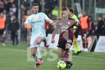2023-04-07 - dGrigoris Kastanos of US Salernitana  competes for the ball with Robin Gosens of FC Internazionale uring the Serie A match between US Salernitana 1919 vs  FC Inter  at Arechi  Stadium  - US SALERNITANA VS INTER - FC INTERNAZIONALE - ITALIAN SERIE A - SOCCER