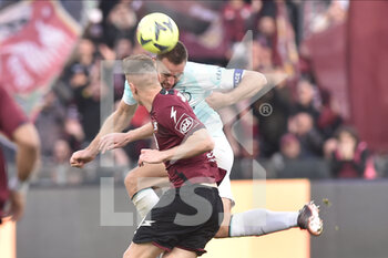 2023-04-07 - Stefan De Vrij of FC Internazionale competes for the ball with Krzysztof Piatek of US Salernitana   during the Serie A match between US Salernitana 1919 vs  FC Inter  at Arechi  Stadium  - US SALERNITANA VS INTER - FC INTERNAZIONALE - ITALIAN SERIE A - SOCCER