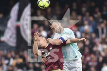 2023-04-07 - Stefan De Vrij of FC Internazionale competes for the ball with Krzysztof Piatek of US Salernitana   during the Serie A match between US Salernitana 1919 vs  FC Inter  at Arechi  Stadium  - US SALERNITANA VS INTER - FC INTERNAZIONALE - ITALIAN SERIE A - SOCCER