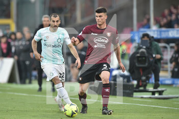2023-04-07 - Flavius Daniliuc of US Salernitana  competes for the ball with Henrikh Mkhitaryan of FC Internazionale  during the Serie A match between US Salernitana 1919 vs  FC Inter  at Arechi  Stadium  - US SALERNITANA VS INTER - FC INTERNAZIONALE - ITALIAN SERIE A - SOCCER