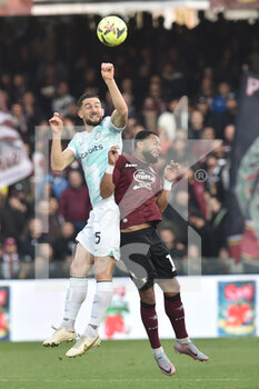 2023-04-07 - Roberto Gagliardini of FC Internazionale competes for the ball with Tonny Vilhena of US Salernitana   during the Serie A match between US Salernitana 1919 vs  FC Inter  at Arechi  Stadium  - US SALERNITANA VS INTER - FC INTERNAZIONALE - ITALIAN SERIE A - SOCCER