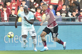 2023-04-07 - Romelu Lukaku of FC Internazionale competes for the ball with William Ekongo of US Salernitana  during the Serie A match between US Salernitana 1919 vs  FC Inter  at Arechi  Stadium  - US SALERNITANA VS INTER - FC INTERNAZIONALE - ITALIAN SERIE A - SOCCER