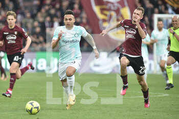 2023-04-07 - Lautaro Martinez of FC Internazionale competes for the ball with Norbert Gyomber of US Salernitana  during the Serie A match between US Salernitana 1919 vs  FC Inter  at Arechi  Stadium  - US SALERNITANA VS INTER - FC INTERNAZIONALE - ITALIAN SERIE A - SOCCER