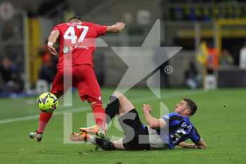 2023-04-15 - Robin Gosens of FC Internazionale competes for the ball with Dany Mota of AC Monza during Serie A 2022/23 football match between FC Internazionale and AC Monza at Giuseppe Meazza Stadium, Milan, Italy on April 15, 2023 - INTER - FC INTERNAZIONALE VS AC MONZA - ITALIAN SERIE A - SOCCER