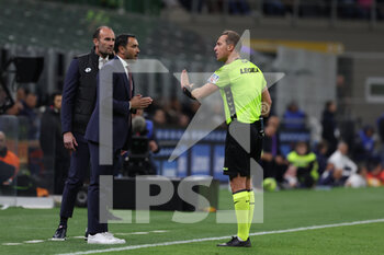 2023-04-15 - Raffaele Palladino Head Coach of AC Monza protests with Referee Luca Pairetto during Serie A 2022/23 football match between FC Internazionale and AC Monza at Giuseppe Meazza Stadium, Milan, Italy on April 15, 2023 - INTER - FC INTERNAZIONALE VS AC MONZA - ITALIAN SERIE A - SOCCER
