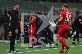 2023-04-15 - Stefano Sensi of AC Monza leaves the pitch injured during Serie A 2022/23 football match between FC Internazionale and AC Monza at Giuseppe Meazza Stadium, Milan, Italy on April 15, 2023 - INTER - FC INTERNAZIONALE VS AC MONZA - ITALIAN SERIE A - SOCCER