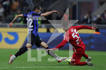 2023-04-15 - Henrikh Mkhitaryan of FC Internazionale competes for the ball with Armando Izzo of AC Monza during Serie A 2022/23 football match between FC Internazionale and AC Monza at Giuseppe Meazza Stadium, Milan, Italy on April 15, 2023 - INTER - FC INTERNAZIONALE VS AC MONZA - ITALIAN SERIE A - SOCCER