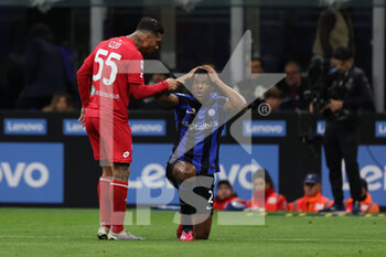 2023-04-15 - Denzel Dumfries of FC Internazionale and Armando Izzo of AC Monza react during Serie A 2022/23 football match between FC Internazionale and AC Monza at Giuseppe Meazza Stadium, Milan, Italy on April 15, 2023 - INTER - FC INTERNAZIONALE VS AC MONZA - ITALIAN SERIE A - SOCCER