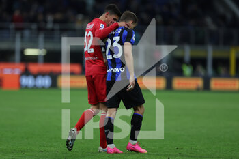 2023-04-15 - Matteo Pessina of AC Monza talks to Nicolo Barella of FC Internazionale at the end of the match during Serie A 2022/23 football match between FC Internazionale and AC Monza at Giuseppe Meazza Stadium, Milan, Italy on April 15, 2023 - INTER - FC INTERNAZIONALE VS AC MONZA - ITALIAN SERIE A - SOCCER